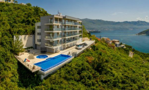 Altezza Apt w/sea view + shared pool + free parking